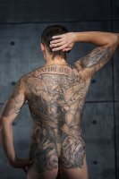 Tatuaggio su tutta la schiena